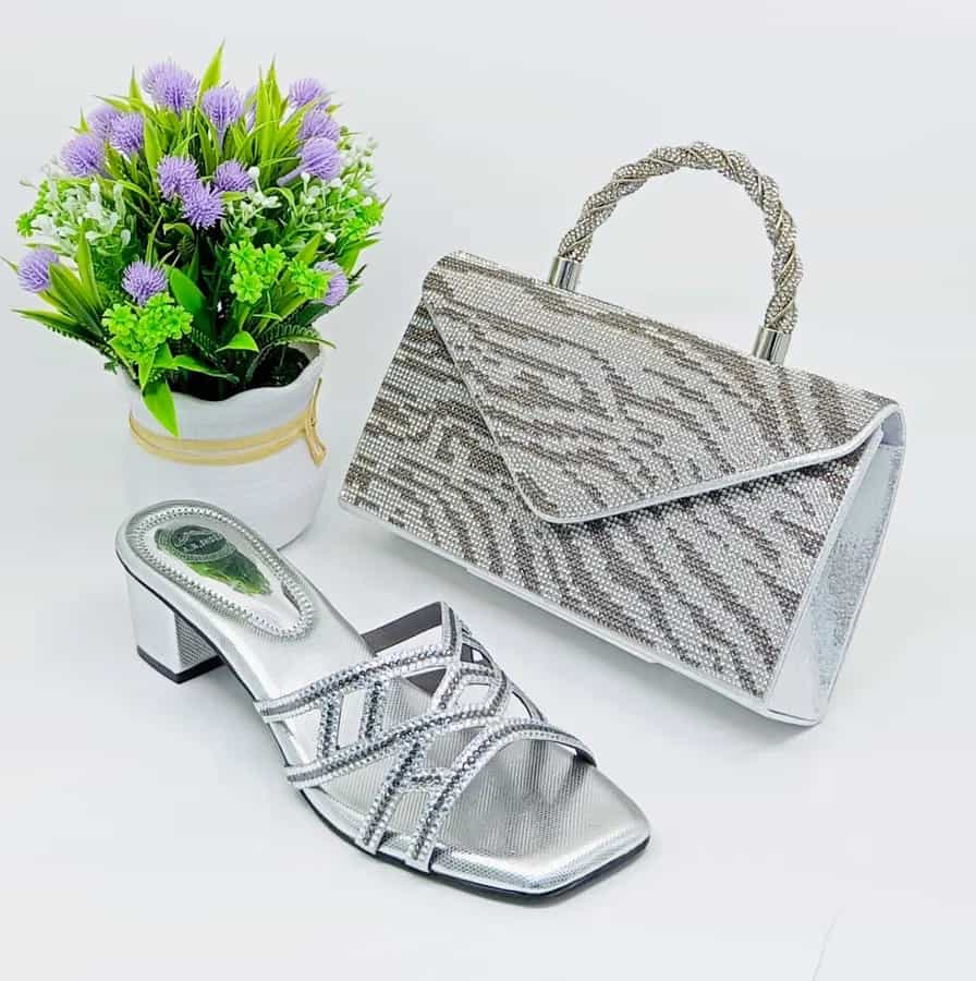 Chaussures et pochette paillettes dorées