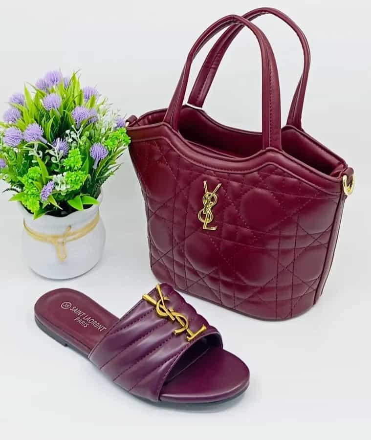 Sac à main et chaussures dorés élégants