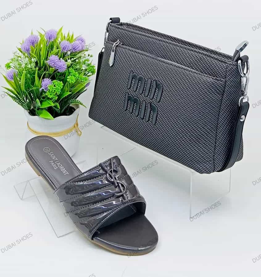 Sac à main et chaussures dorés prestigieux