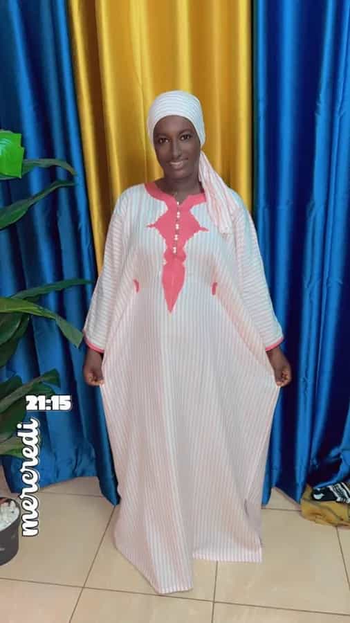 Robe avec attache à l'intérieur 