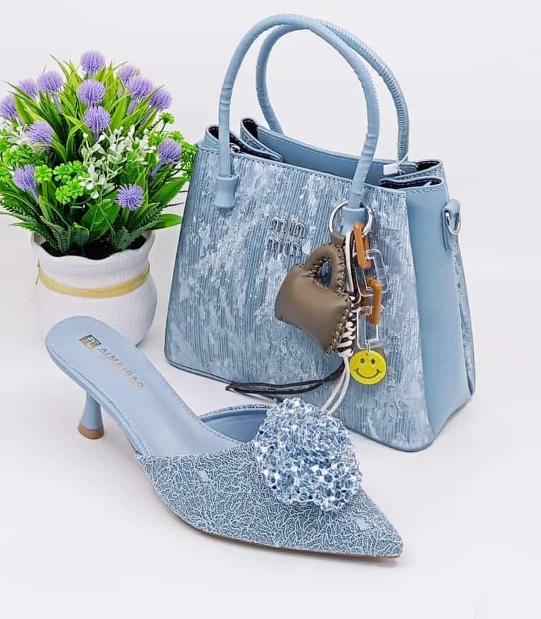 Chaussures et sac à main doré prestigieux