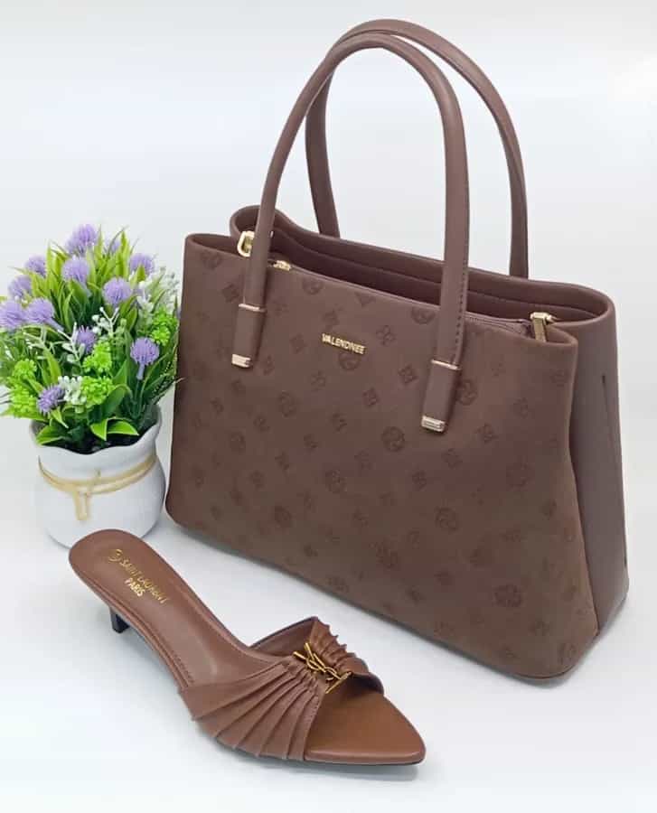 Sac à main et chaussures dorés - Élégance & confort