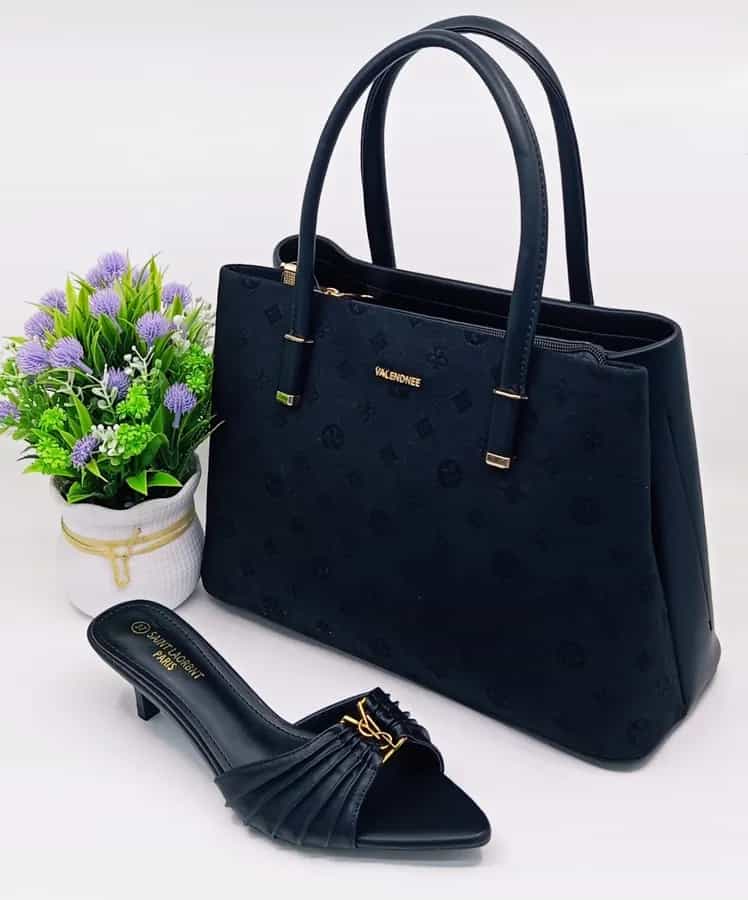 Sac à main et chaussures dorés prestigieux