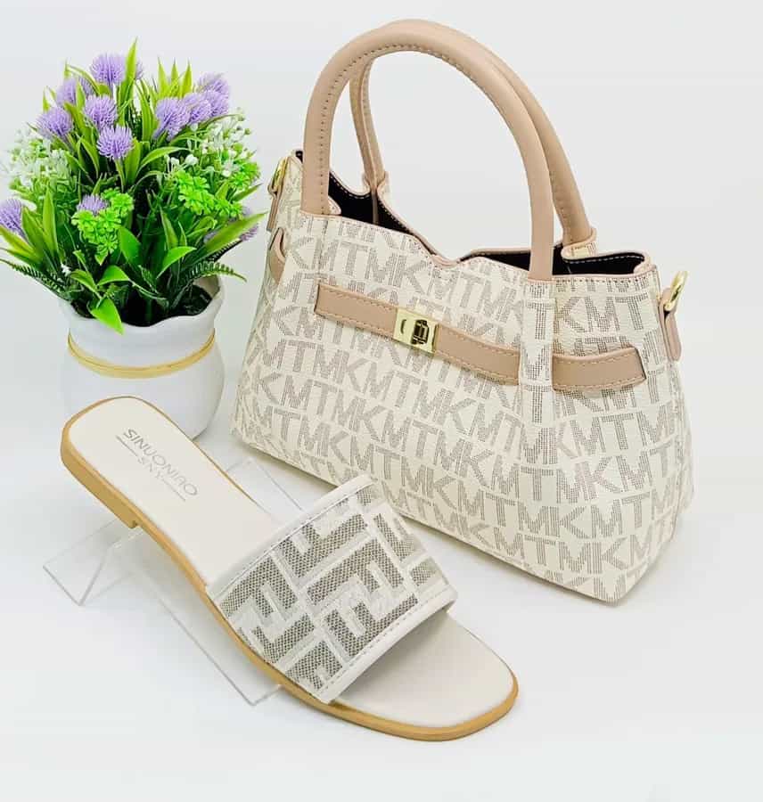 Sac à main et chaussures doré élégant
