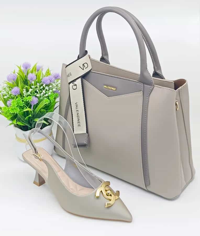 Sac à main et chaussures dorés prestigieux