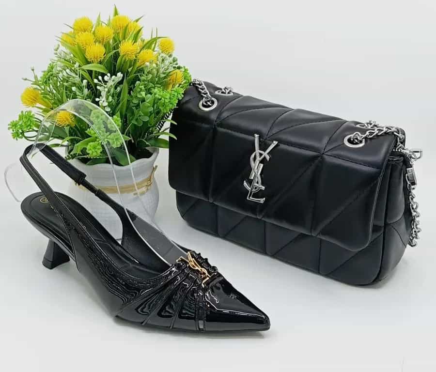 Sac à main et chaussures dorés – Élégance et confort
