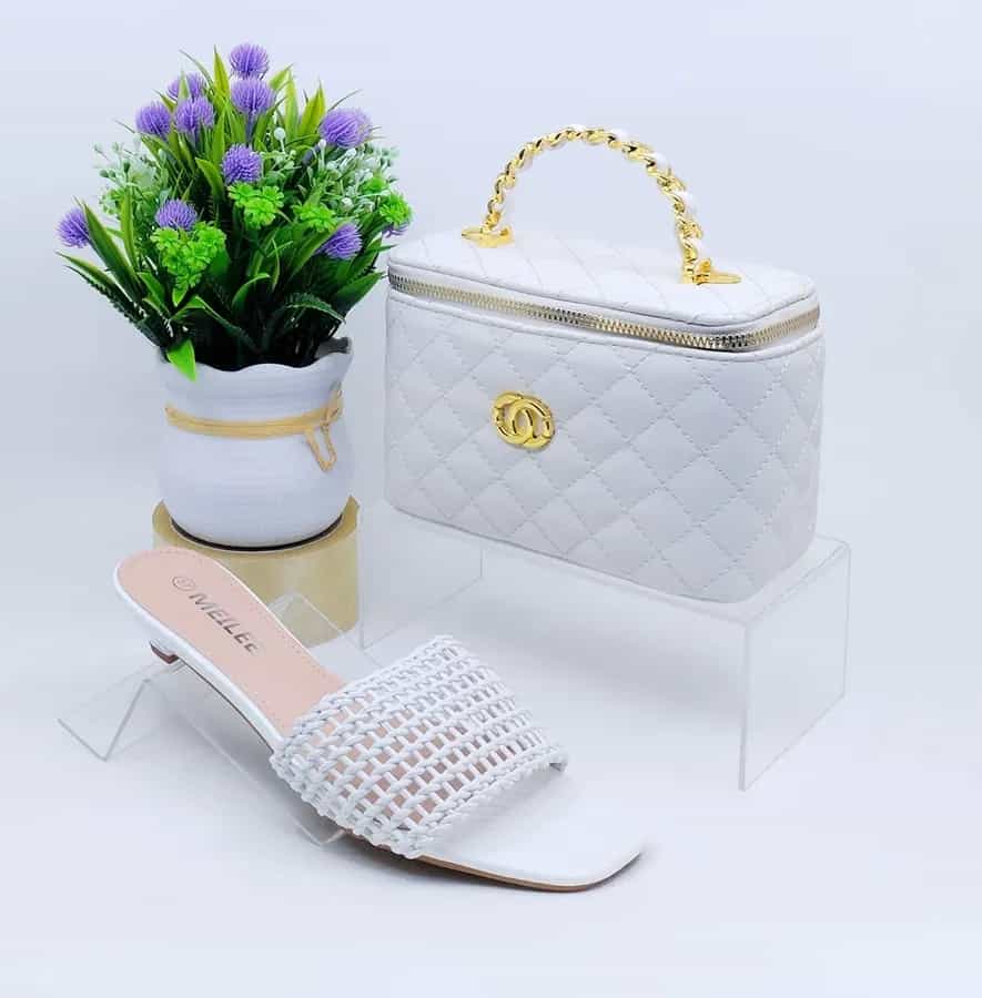 Ensemble élégant sacs à main et chaussures dorés