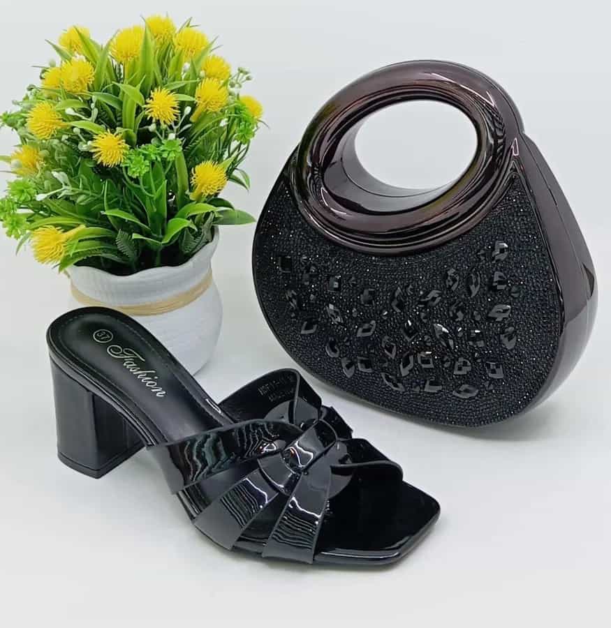 Sac à main et chaussures dorés, élégants et confortables