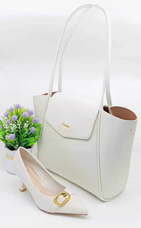Sac à main et chaussures élégants dorés