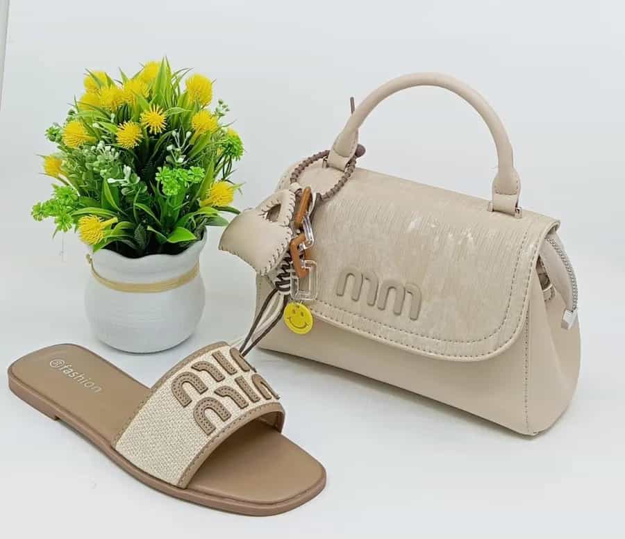 Sac à main et Chaussures dorés – Élégance & Confort