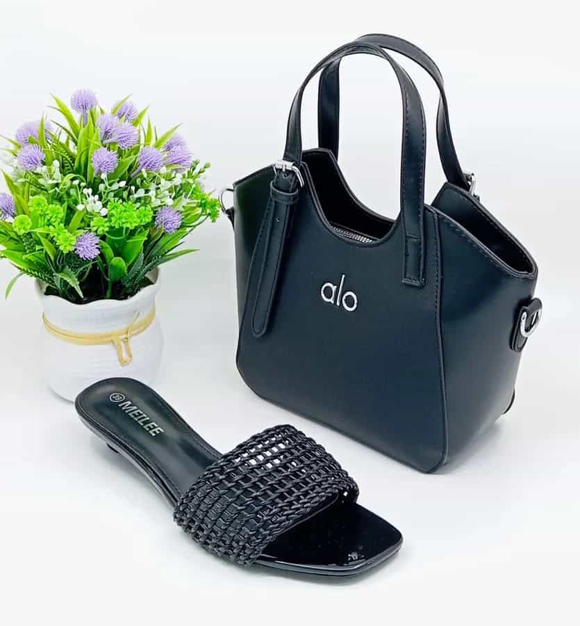 Sac à main et chaussures ensemble doré