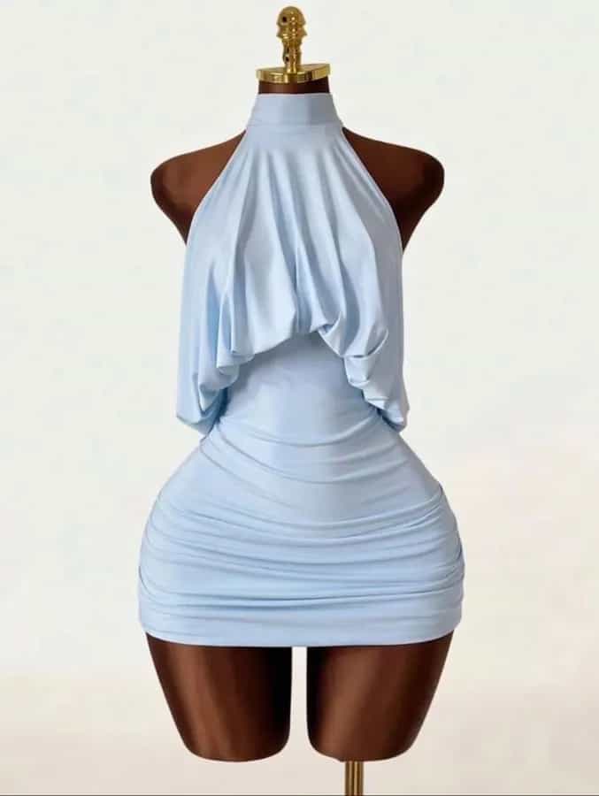 Robe courte moulante à col montant avec drapé fluide
