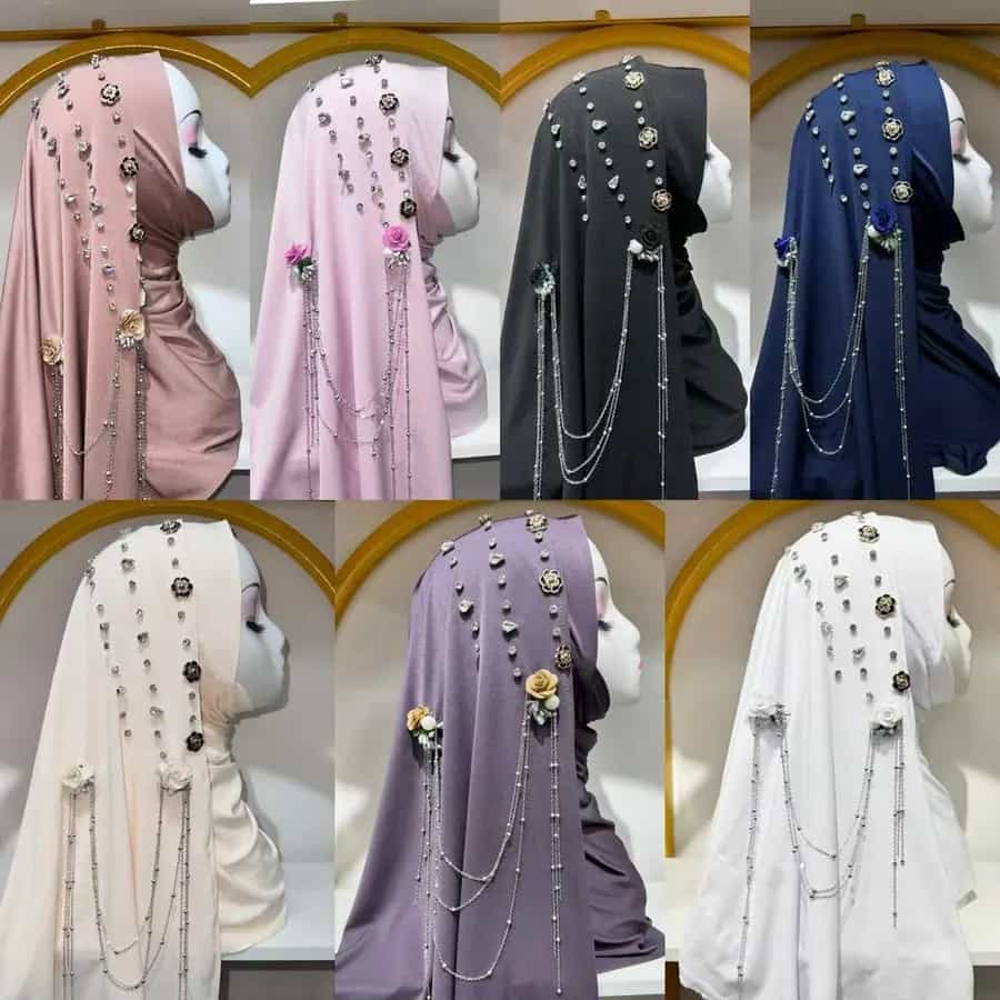 Hijabs drapés avec bijoux de tête et chaînettes