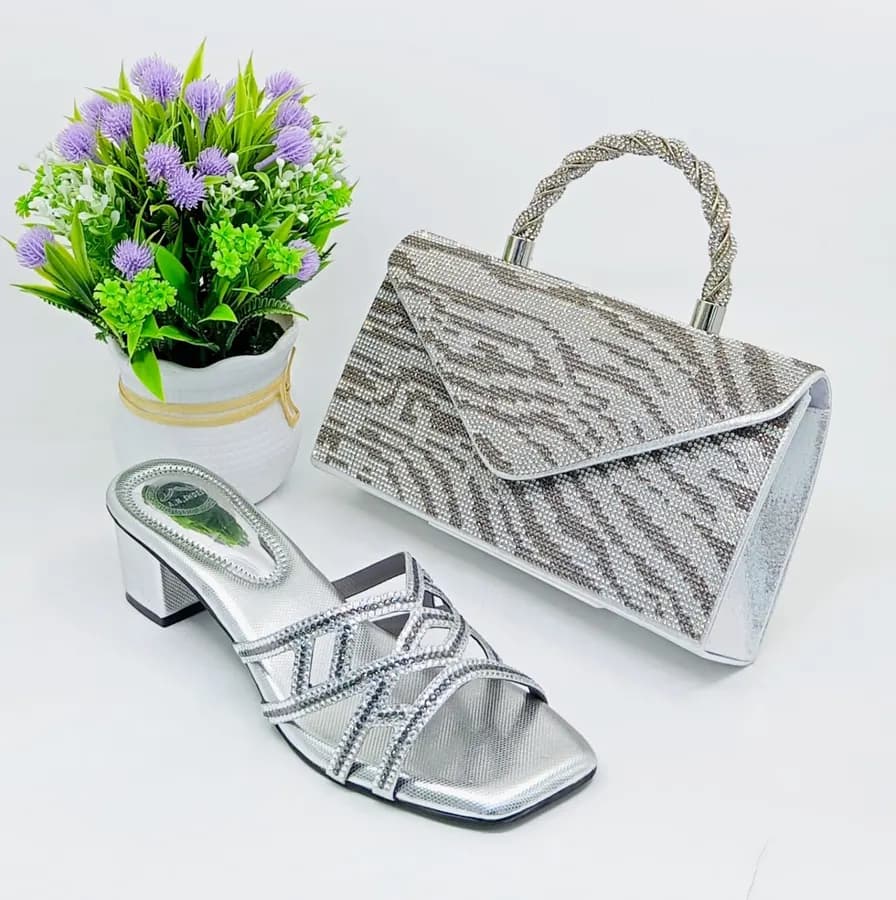 Chaussures et pochette paillettes dorées