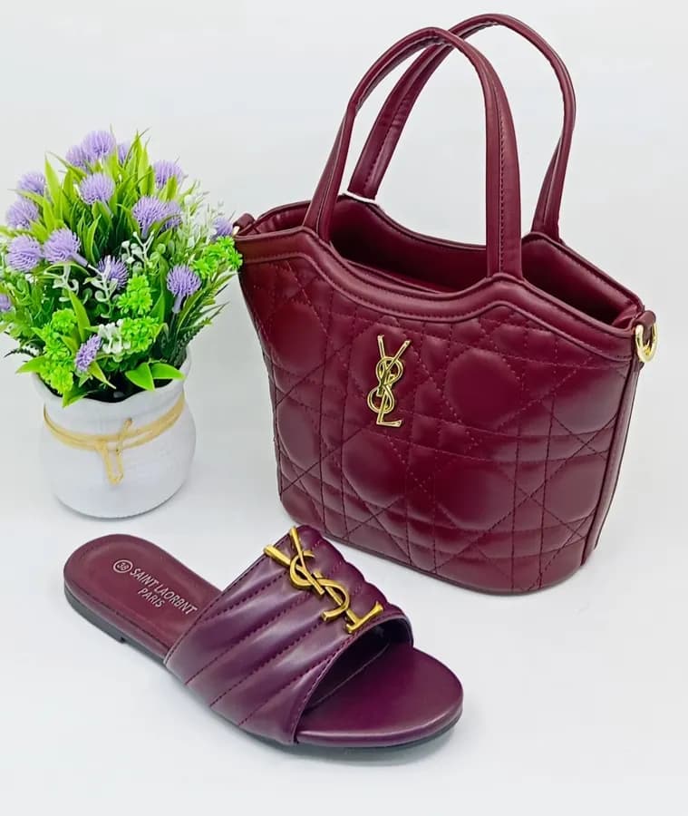 Sac à main et chaussures dorés élégants