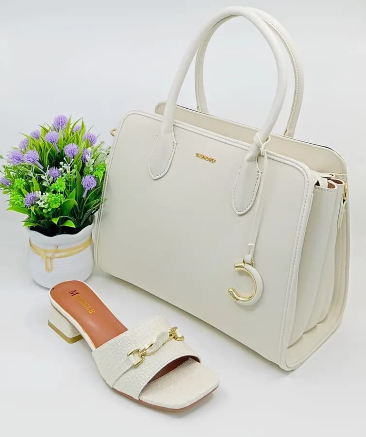 Ensemble doré chaussures et sac à main