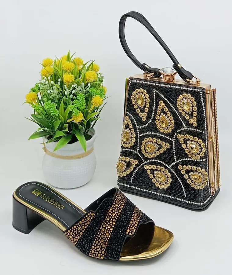 Sac à main et chaussures dorés prestigieux