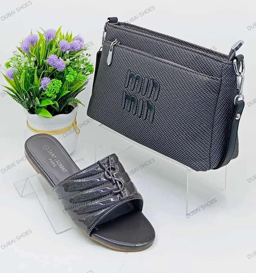 Sac à main et chaussures dorés prestigieux