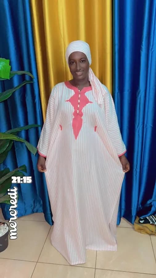 Robe avec attache à l'intérieur 