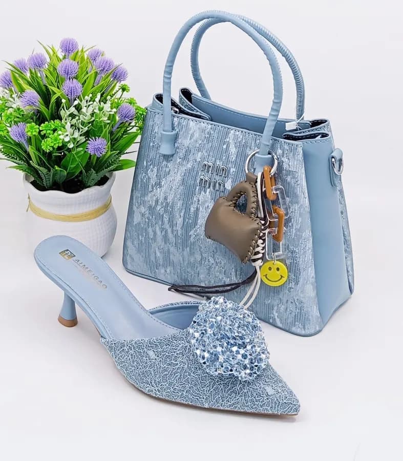 Chaussures et sac à main doré prestigieux