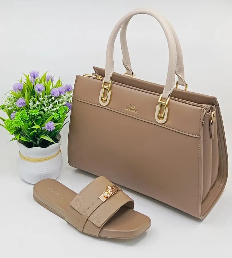 Sac à main et chaussures dorés prestigieux