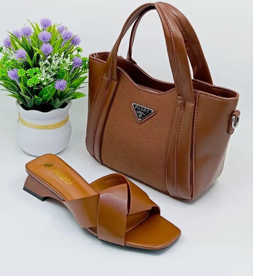 Sac à main et chaussures ensemble doré