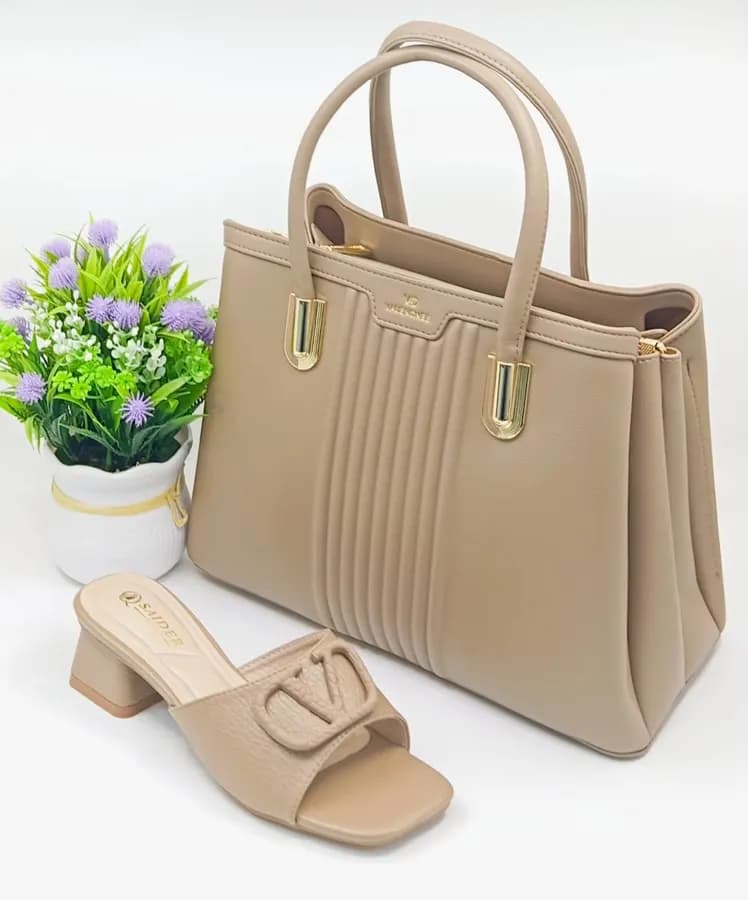 Sac à main & Chaussures - Ensemble Doré Élégant