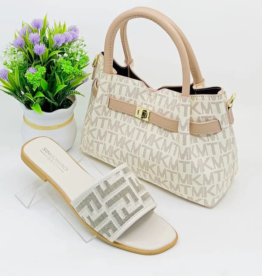 Sac à main et chaussures doré élégant