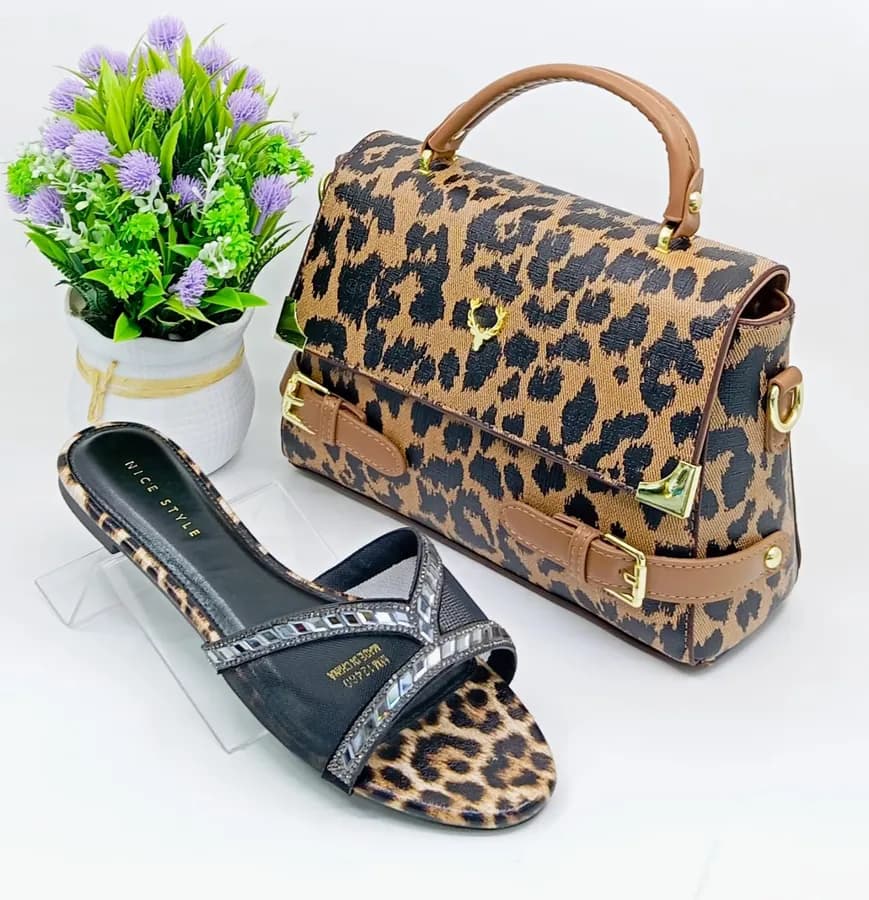 Sac à main et Chaussures dorés prestigieux