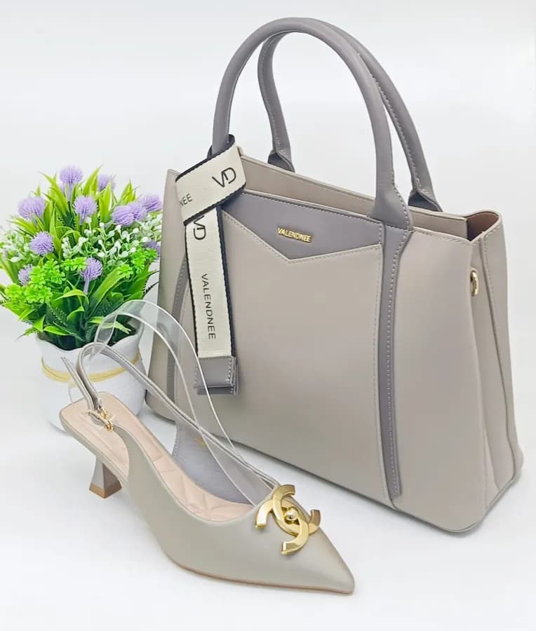 Sac à main et chaussures dorés prestigieux