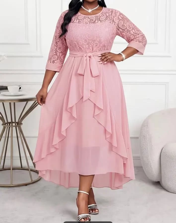 Robe ornée de dentelle