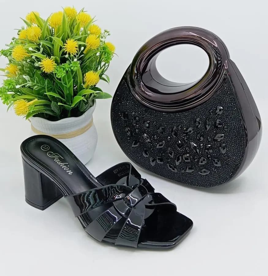 Sac à main et chaussures dorés, élégants et confortables