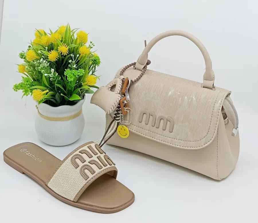 Sac à main et Chaussures dorés – Élégance & Confort