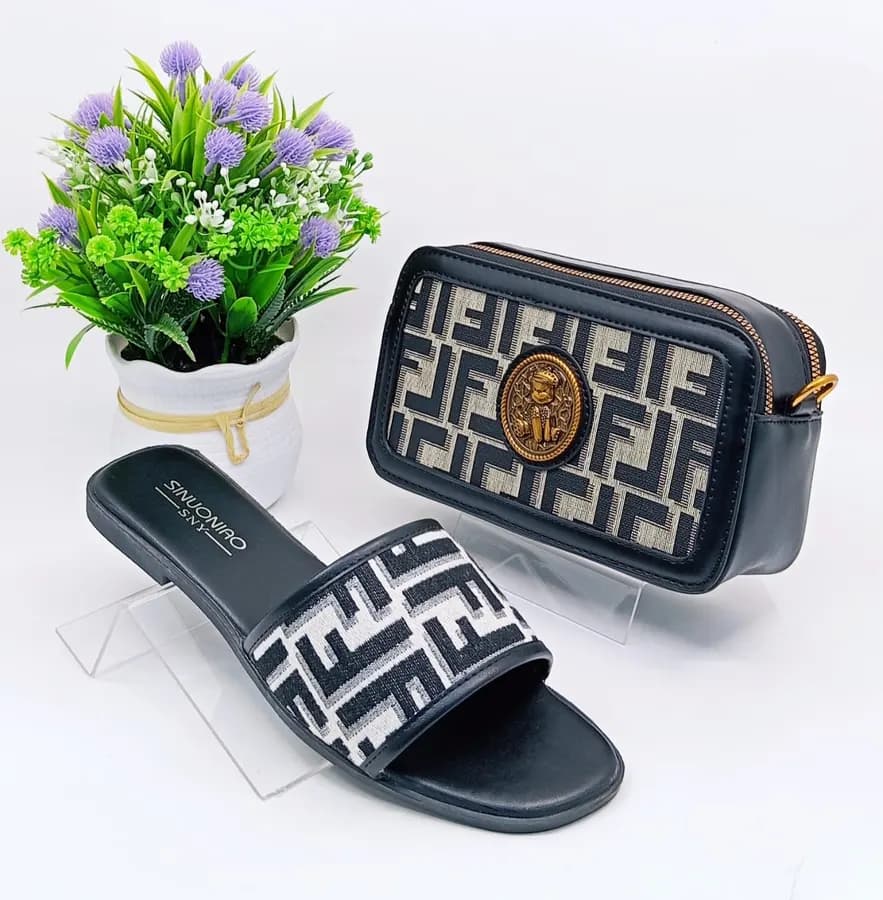 Sac à main et chaussures ensemble doré