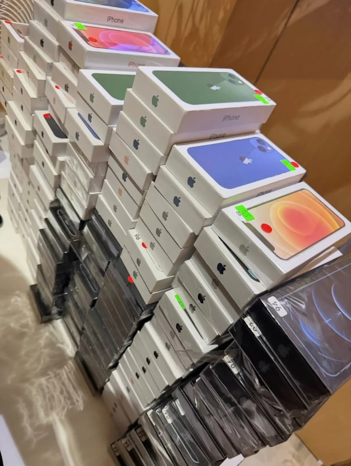 Bonjour welcome to Hassan Electronic from Samsung iPhone and Tecno are available now for a good price 