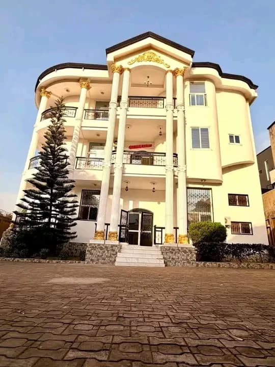 Vente des Maisons à Lambanyi. 