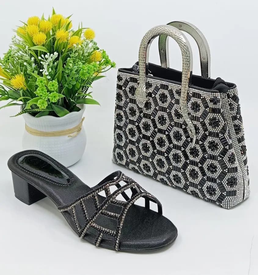 Sac à main et chaussures dorés - Élégance & confort