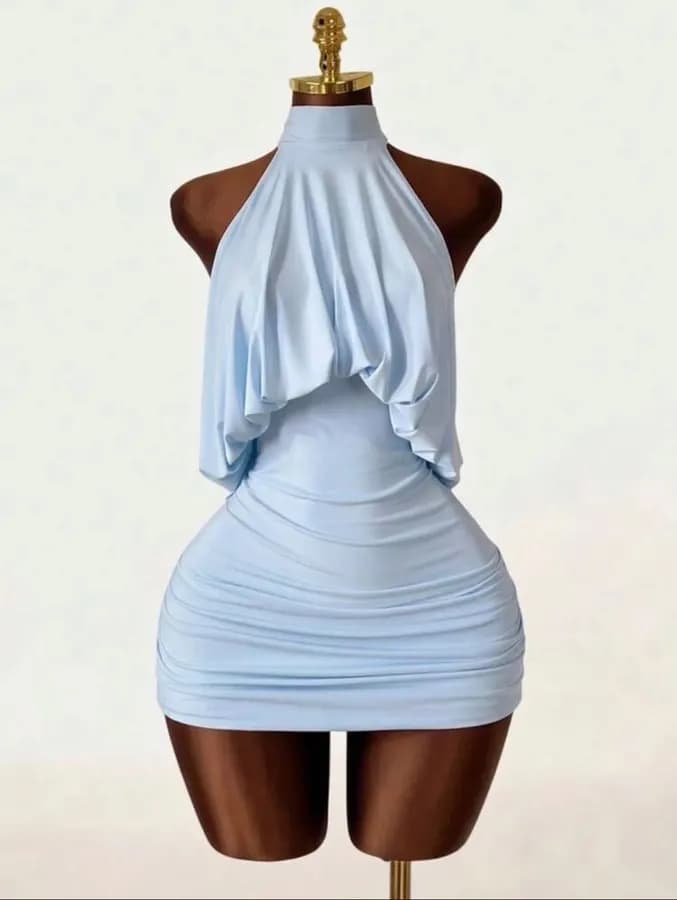 Robe courte moulante à col montant avec drapé fluide