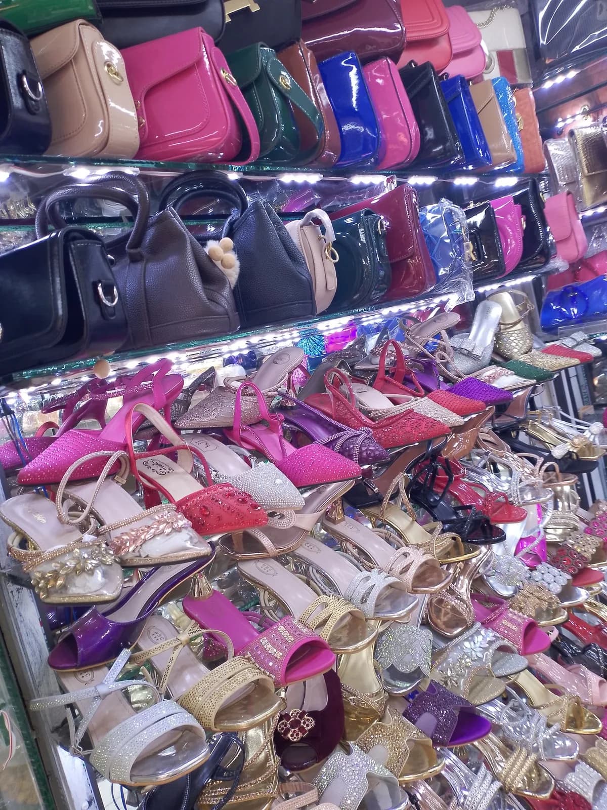 magasin de chaussures et sacs