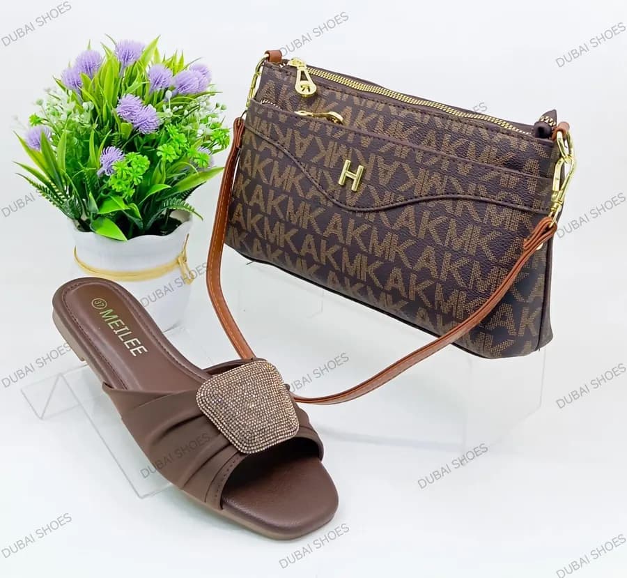 Sac à main et chaussures dorés - Élégance et confort