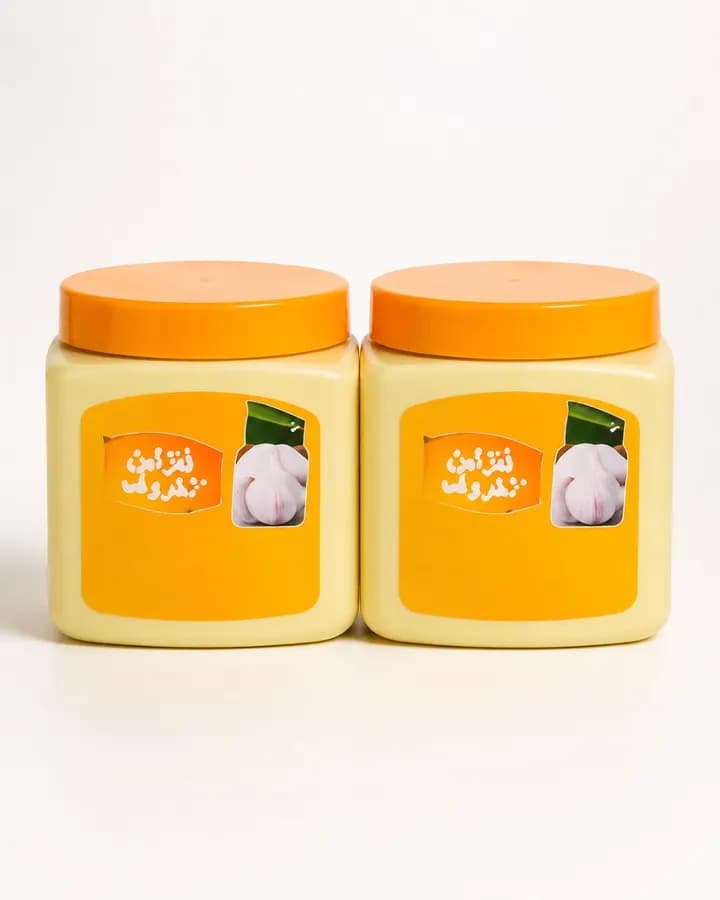 Deux pots de pâte d’ail.